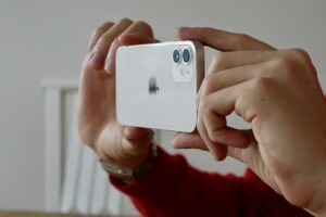 Hvid iPhone 12 på kredit